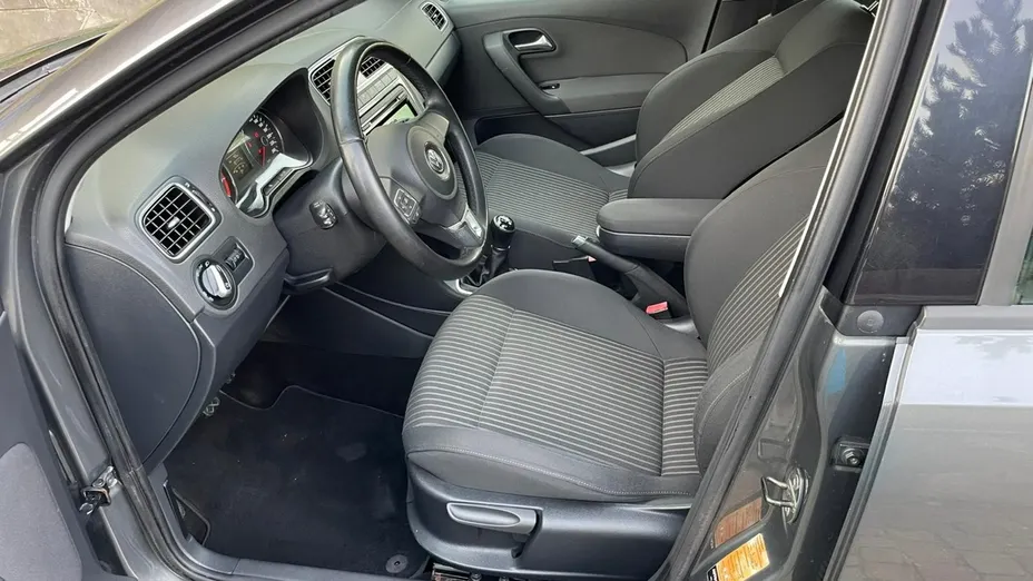 VOLKSWAGEN Polo -