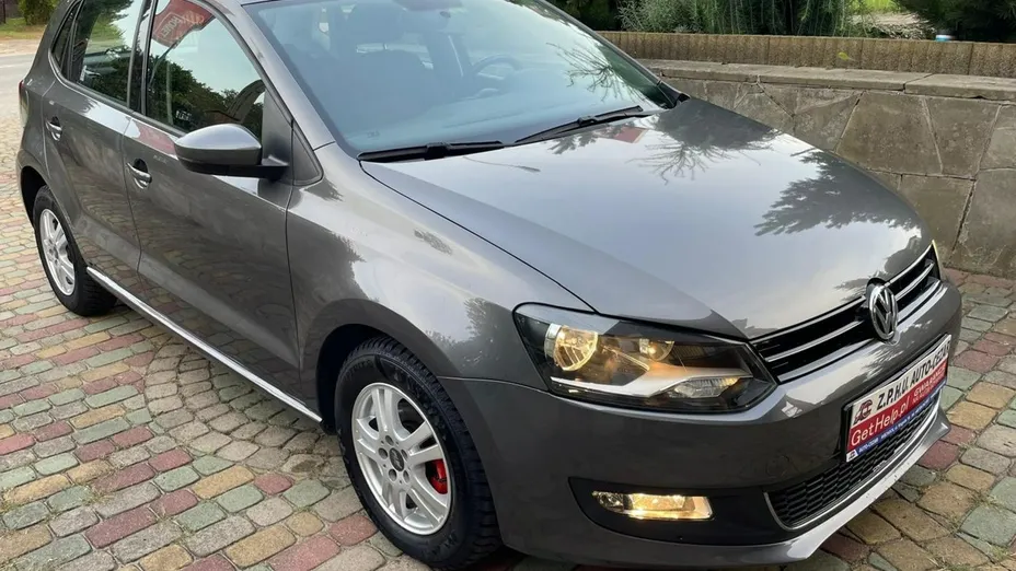 VOLKSWAGEN Polo -