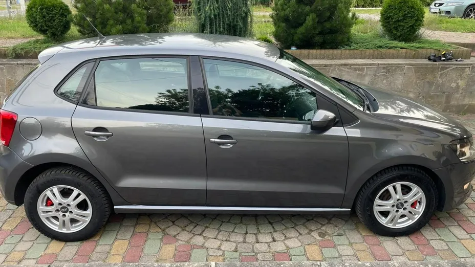 VOLKSWAGEN Polo -