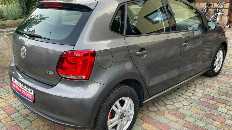 VOLKSWAGEN Polo -