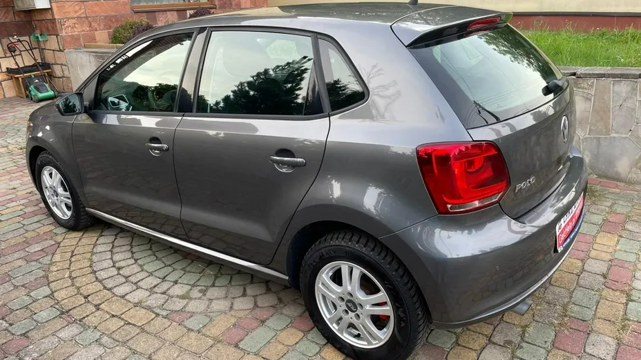 VOLKSWAGEN Polo -