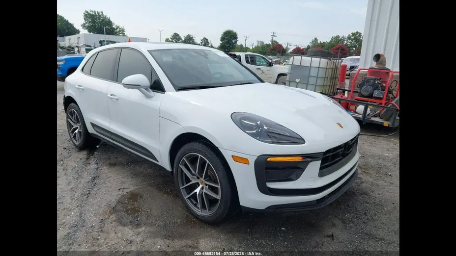 PORSCHE Macan -