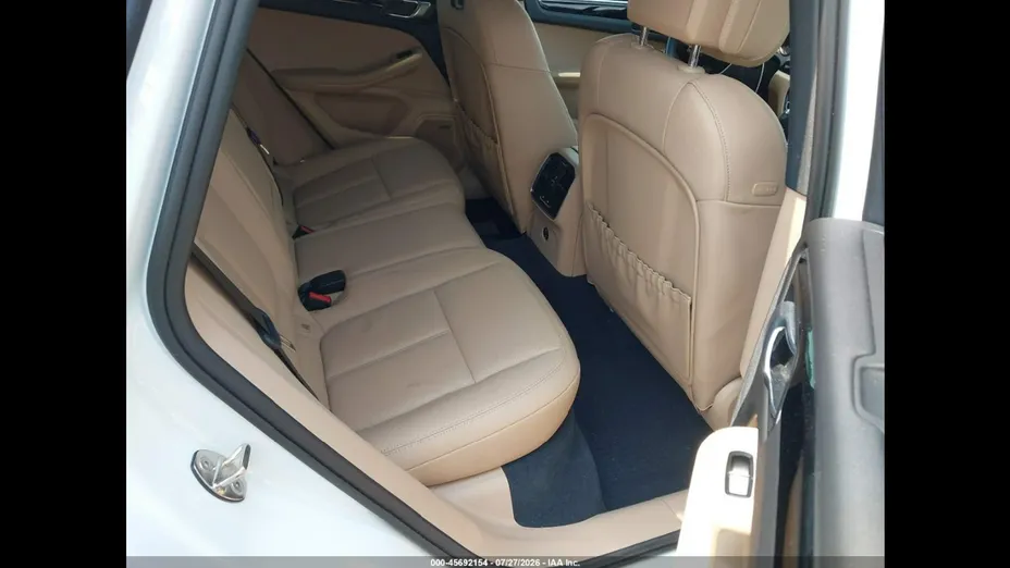 PORSCHE Macan -