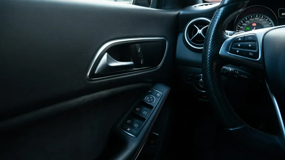 MERCEDES-BENZ CLA -