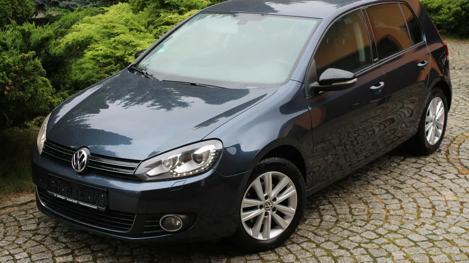 VOLKSWAGEN Golf -