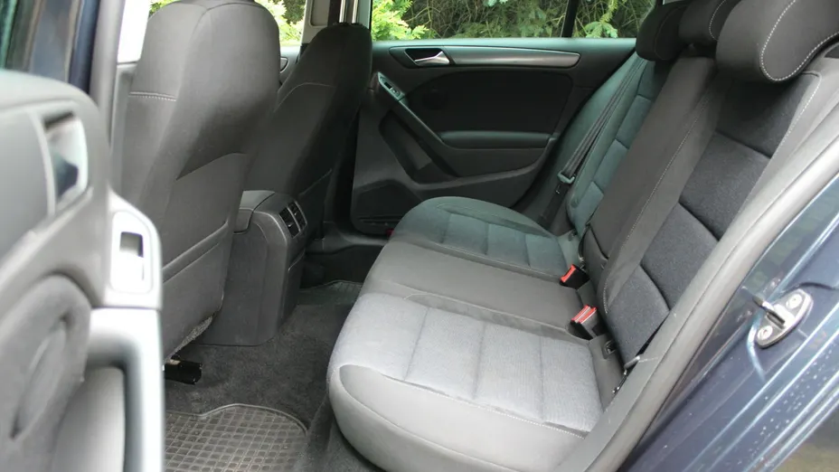 VOLKSWAGEN Golf -