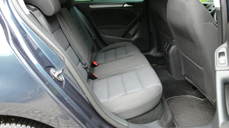VOLKSWAGEN Golf -