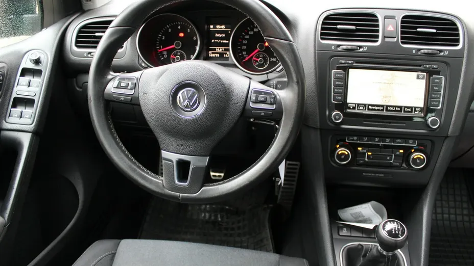 VOLKSWAGEN Golf -