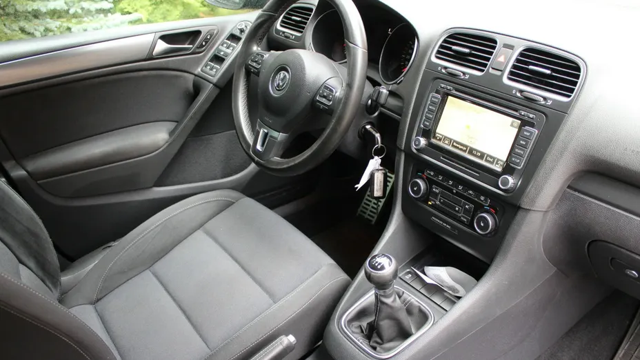 VOLKSWAGEN Golf -