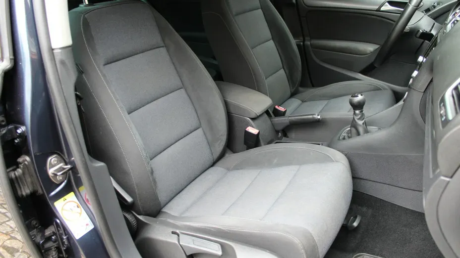 VOLKSWAGEN Golf -