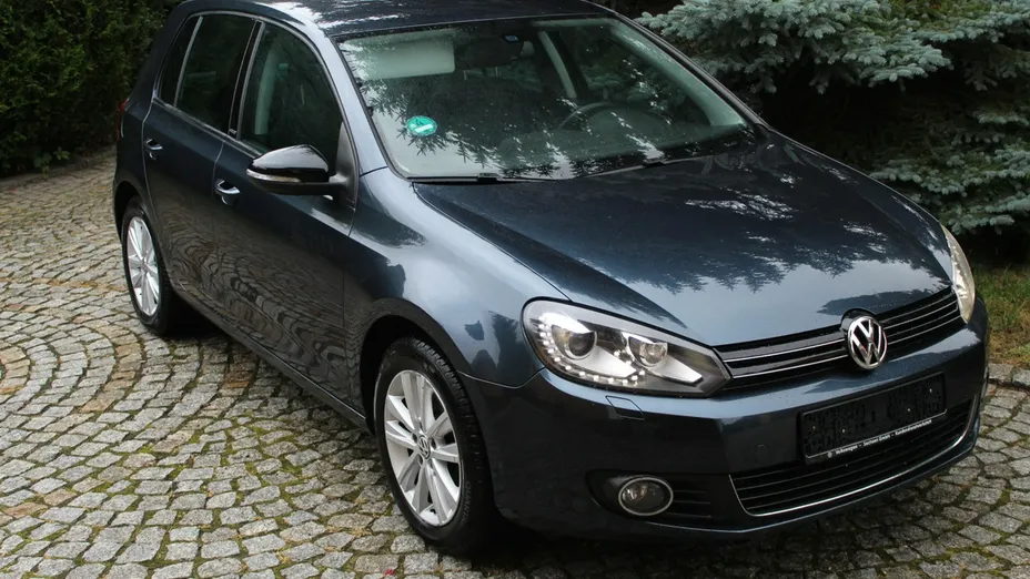 VOLKSWAGEN Golf -