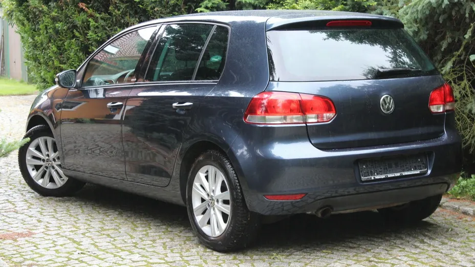 VOLKSWAGEN Golf -
