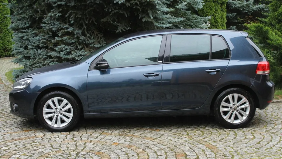 VOLKSWAGEN Golf -