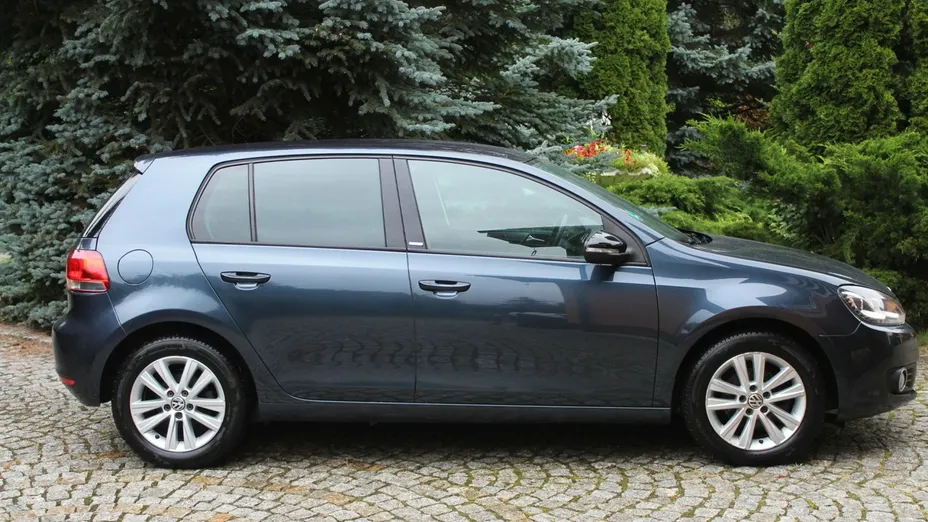VOLKSWAGEN Golf -