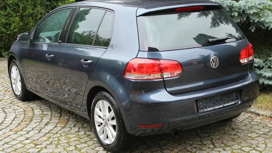 VOLKSWAGEN Golf -