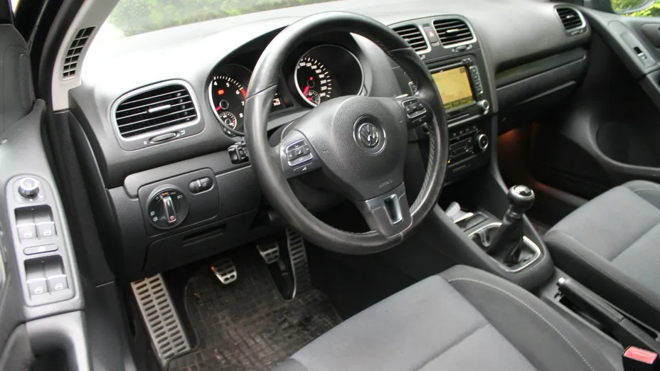 VOLKSWAGEN Golf -