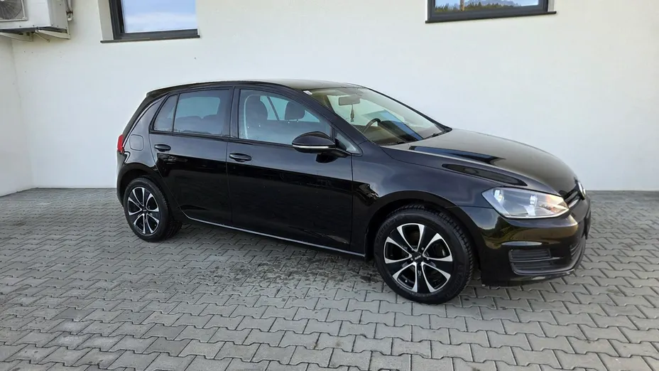 VOLKSWAGEN Golf -
