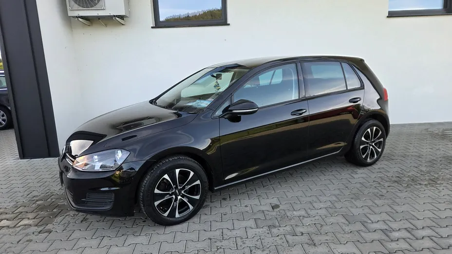 VOLKSWAGEN Golf -