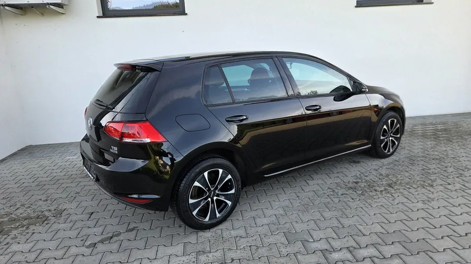 VOLKSWAGEN Golf -