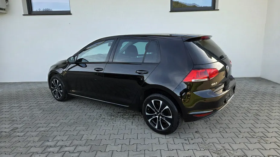 VOLKSWAGEN Golf -