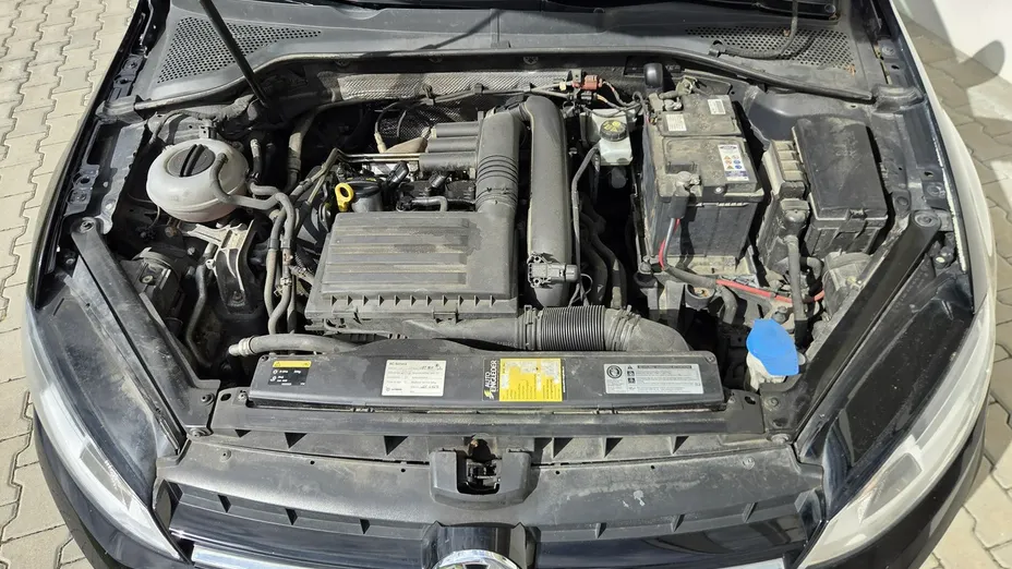 VOLKSWAGEN Golf -