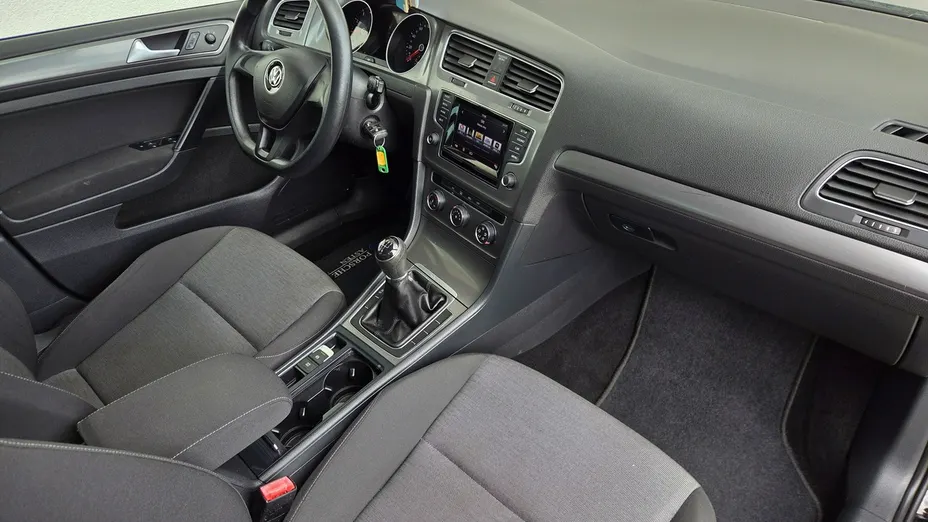 VOLKSWAGEN Golf -