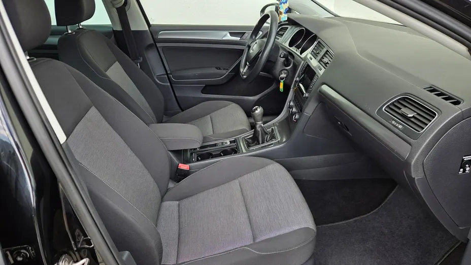 VOLKSWAGEN Golf -