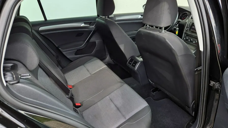 VOLKSWAGEN Golf -