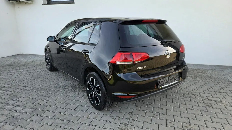 VOLKSWAGEN Golf -