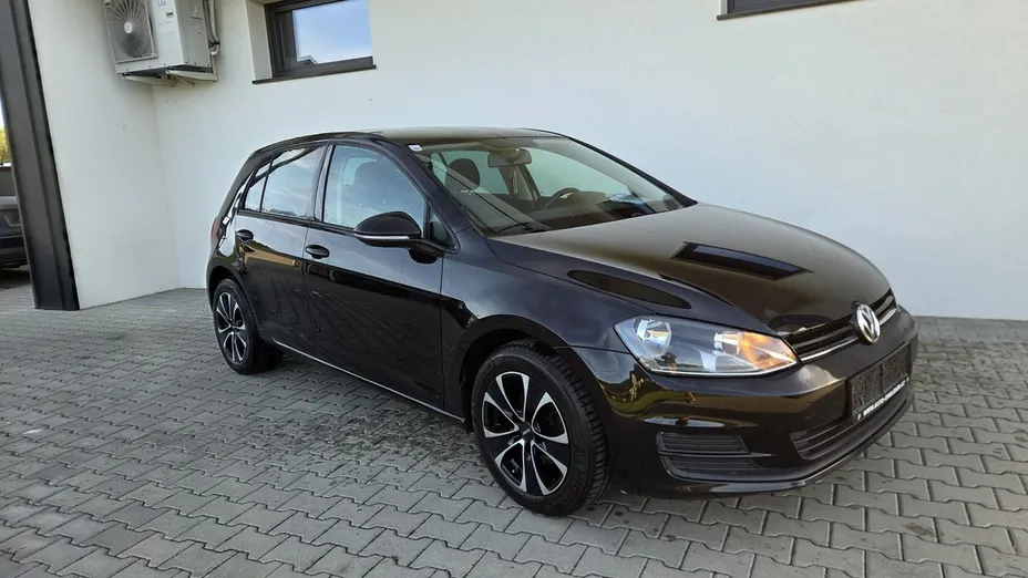 VOLKSWAGEN Golf -