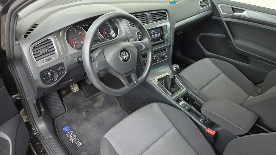 VOLKSWAGEN Golf -