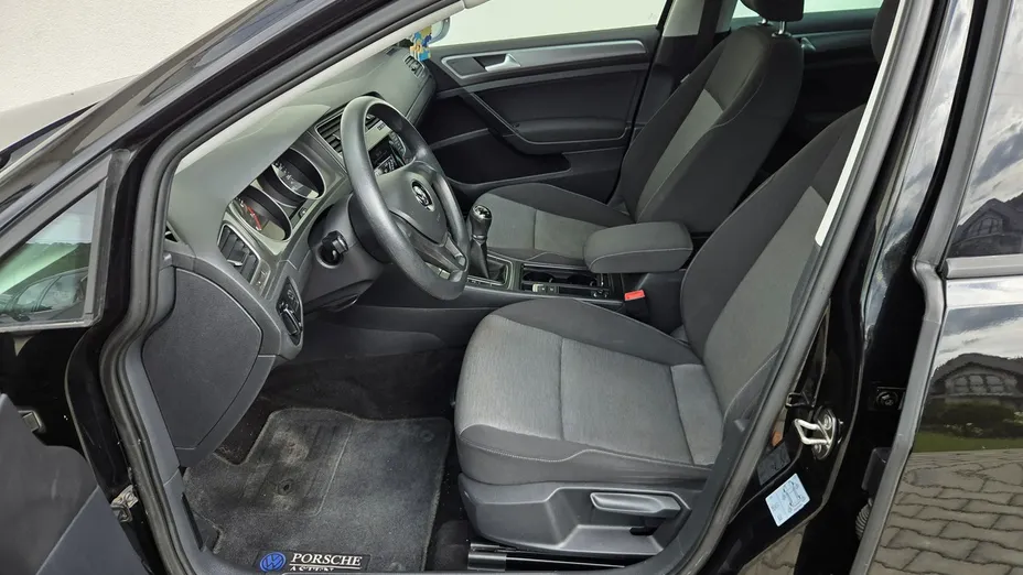 VOLKSWAGEN Golf -