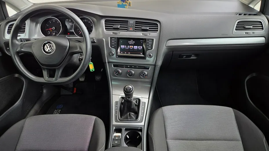 VOLKSWAGEN Golf -