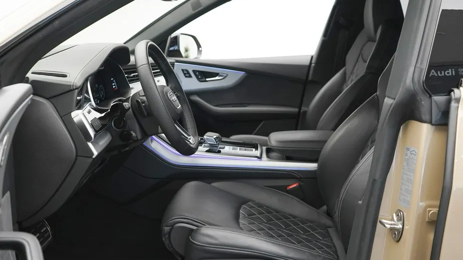 AUDI Q8 -
