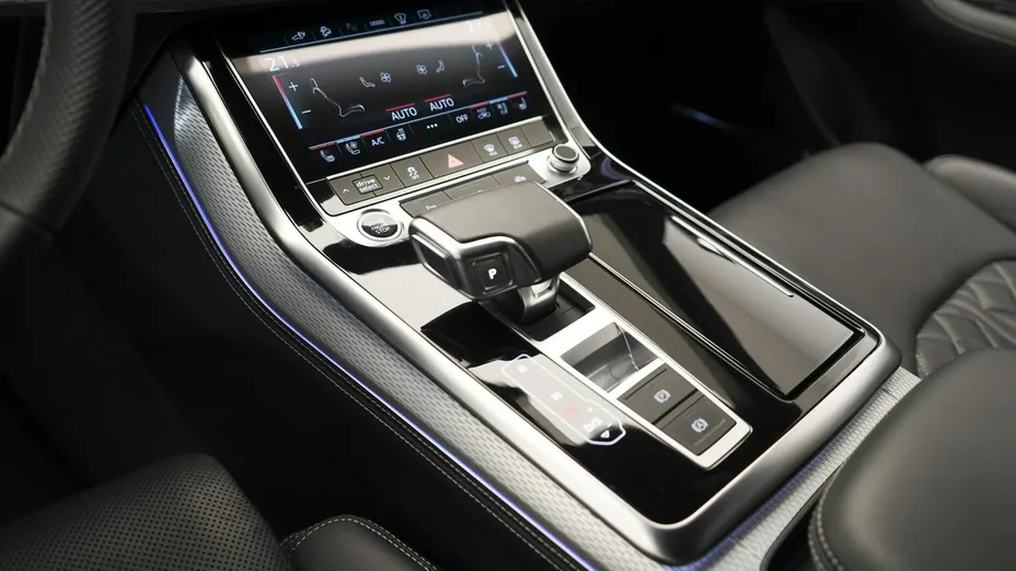 AUDI Q8 -