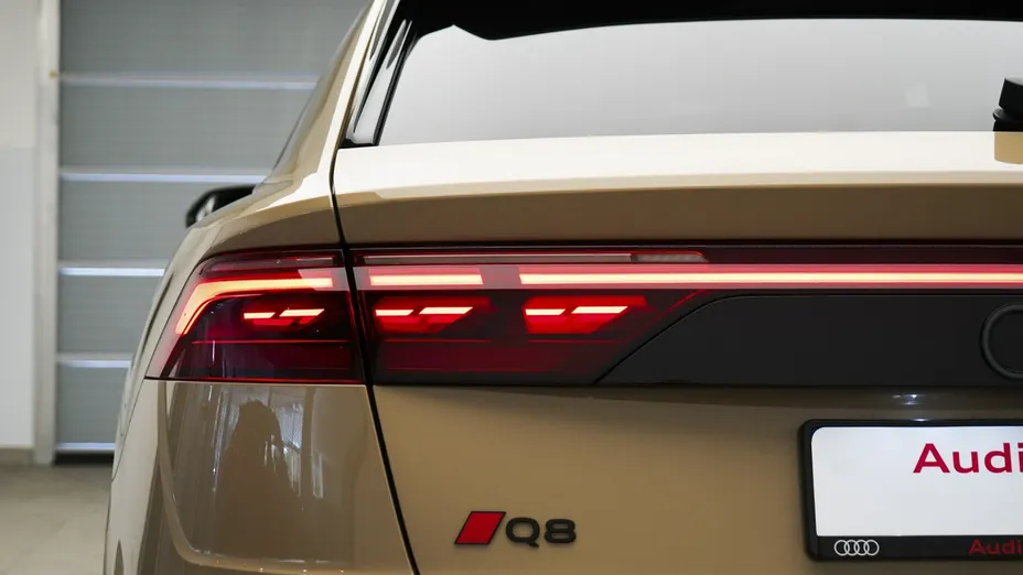 AUDI Q8 -