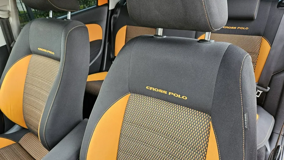 VOLKSWAGEN Polo -