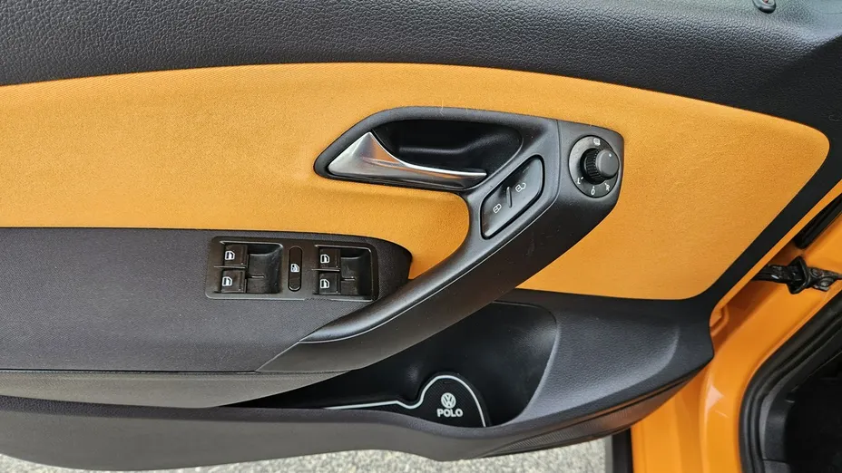 VOLKSWAGEN Polo -