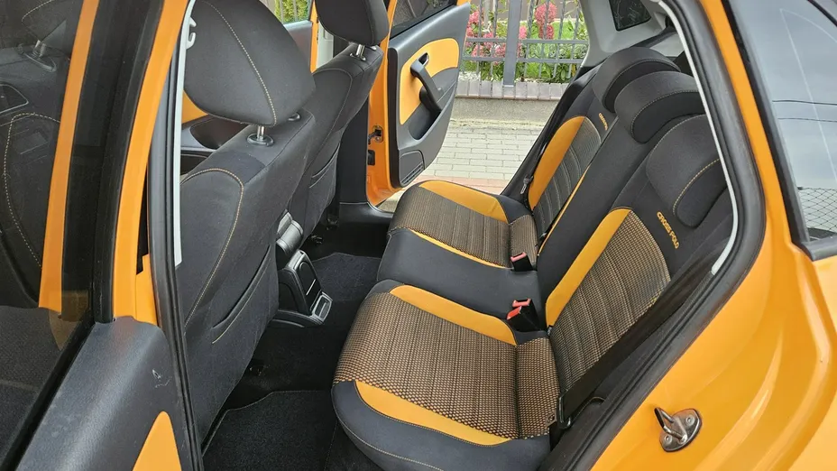 VOLKSWAGEN Polo -