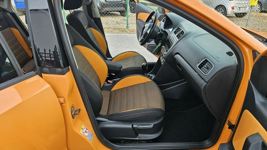 VOLKSWAGEN Polo -
