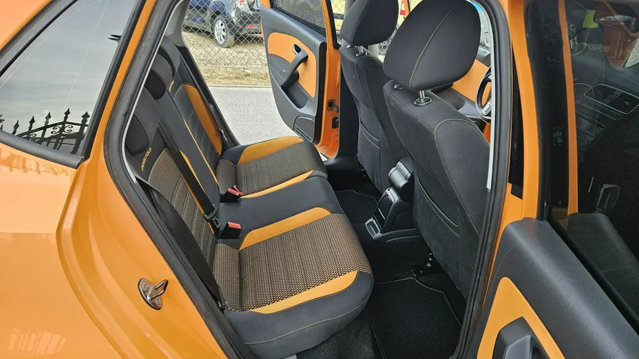 VOLKSWAGEN Polo -