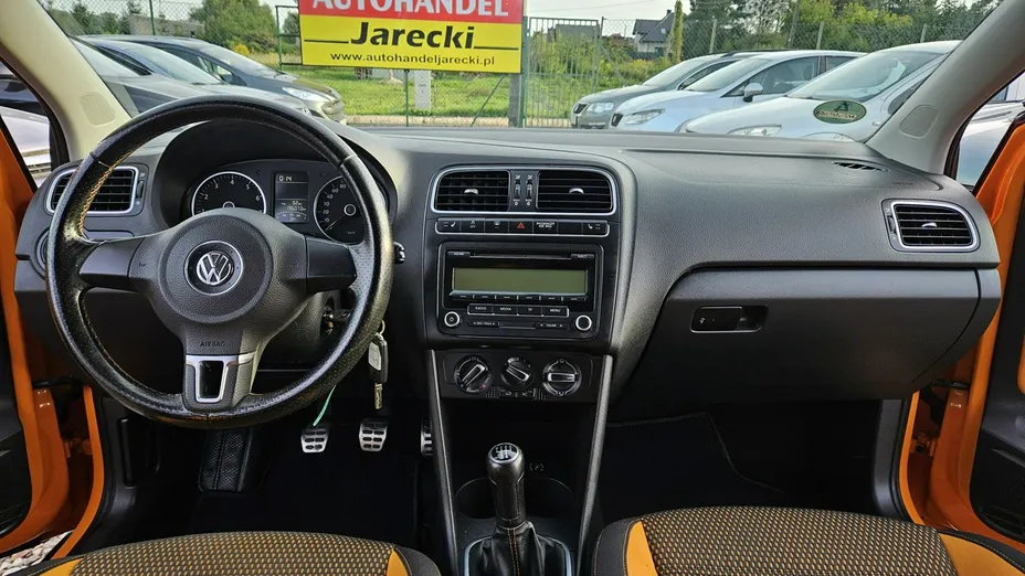 VOLKSWAGEN Polo -