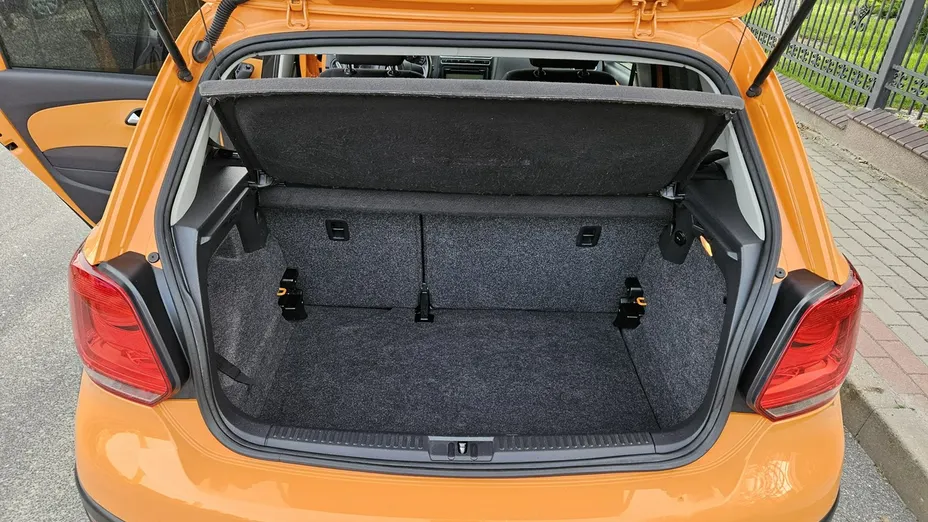 VOLKSWAGEN Polo -