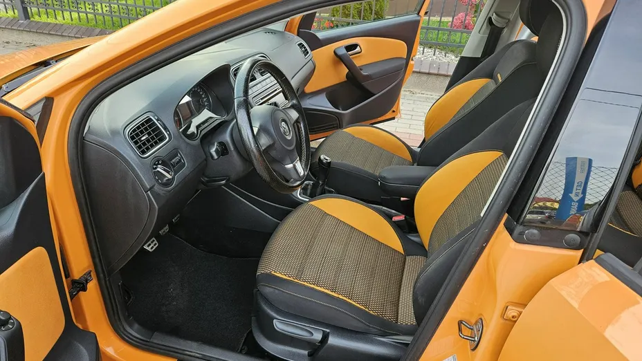 VOLKSWAGEN Polo -