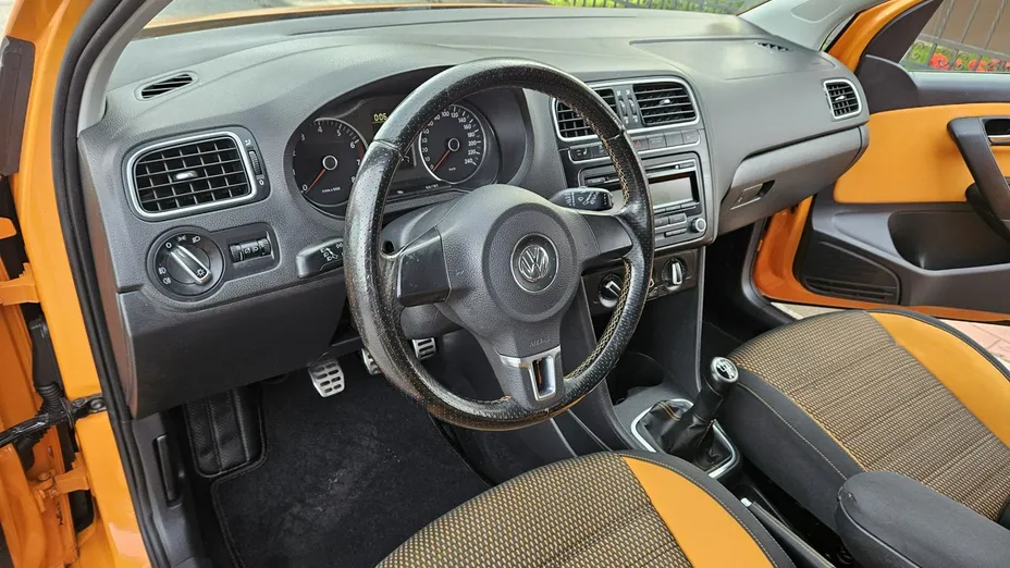 VOLKSWAGEN Polo -
