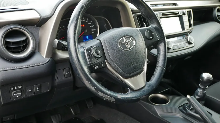 TOYOTA RAV4 -