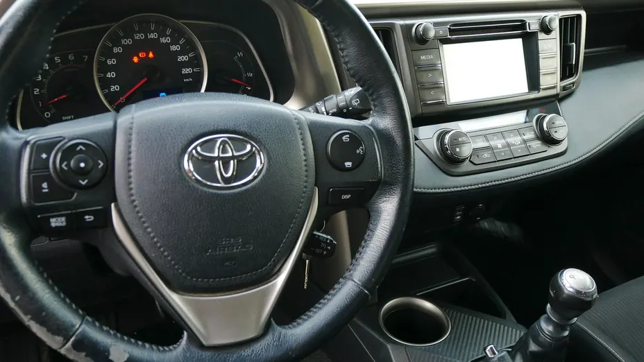 TOYOTA RAV4 -