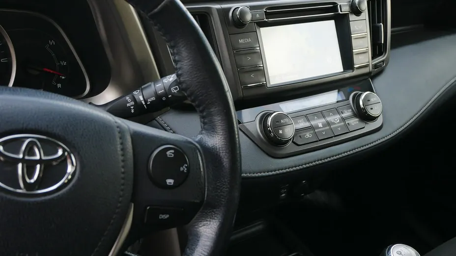 TOYOTA RAV4 -