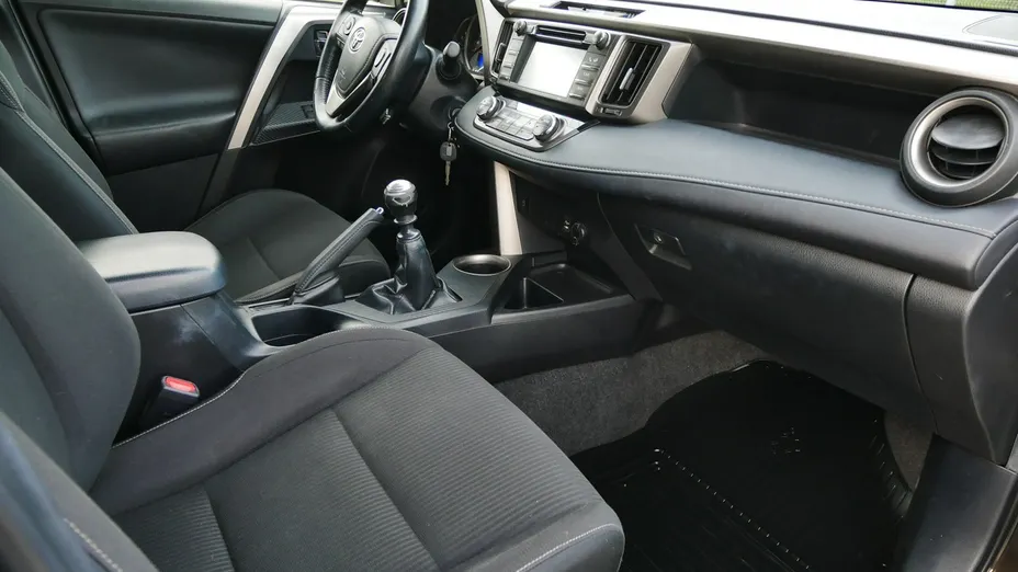 TOYOTA RAV4 -