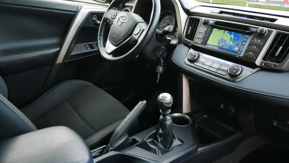 TOYOTA RAV4 -